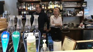 Tage och Minna Österlund håller i gång sin krog så gott det går. Tage och Minna Österlund står bakom disken på restaurang Hjalmar's i Korpo