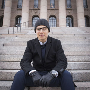 Då Tom Efrati kom till Finland år 2007 kunde han knappt någon finska alls. Ett grepp om den finländska politiken har han fått via skolan och medierna. Tom Efrati on Israelista lapsena Suomeen muuttanut Myyntimaation toimitusjohtaja.