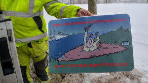Varningsskylten är skapad av serietecknaren Pertti Jarla. Varningsskylt för muddringsmassor.