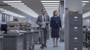 Kay Graham (Meryl Streep) går genom redaktionen tillsammans med chefredaktören Bed Bradlee (Tom Hanks). Ben Bradlee (Tom Hanks) och Katharine Graham (Meryl Streep)