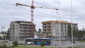 Nya byggen, som här i Nickby 2016, behövs om inte bostadspriserna ska skena i väg i de större stadsområdena. nybygget i det före detta dominokvarteret i nickby i sibbo 2016