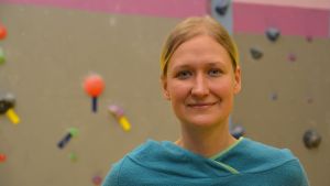 Carolina Mikander driver ett klättringsgym. För henne skulle en stängning antagligen betyda konkurs. Arkivbild. carolina mikander - ägare av kiipeilykeskus grottan i borgå