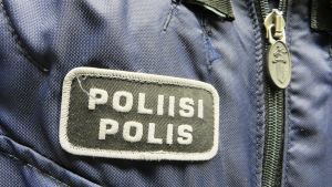 Polisen oroad för aggressiv stämning i Runosbacken. Polismärket på en polisuniform.