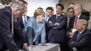 Trumps mardröm - att bli uppläxad av kolleger, med Angela Merkel i spetsen Frankrikes president Emmanuel Macron, Tysklands förbundskansler Angela Merkel och Japans premiärminister Shinzo Abe talar till USA:s president Donald Trump under G7-mötet.