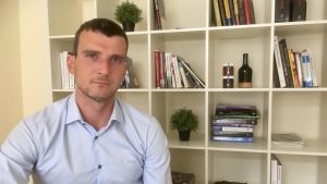 Juris Grišins blir arg när politiker medvetet slår sprickor i samhället. Juris Grišins på sitt kontor i Riga