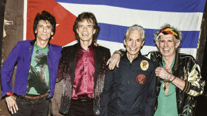 The Rolling Stones poseeraa Kuuban lipun edessä 2016. Kuva konsertti-dokumenttielokuvasta Havana Moon.