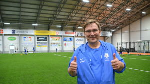 Inte bara en tumme utan två för den nya hallen ger Markus Broman. Fotbollstränare i hall.