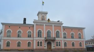 Lovisaborna tycker om det lokala, säger Mari Ståhls och Kenneth Hansson. rådhuset i lovisa