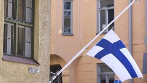 Flaggan på halv stång på Lotsgatan i Helsingfors där president Koivisto bodde. Flaggan på halv stång på Lotsgatan i Helsingfors där Mauno Koivisto bodde.