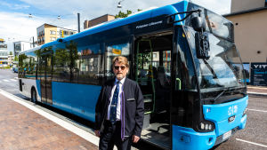 Busschaufför Raimo Ruotsalainen tycker att allt fler Sibbobor igen har börjat åka buss. Busschaufför väntar på avgång.