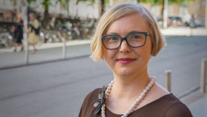 Sofia Lindqvist, sakkunnig i sociala frågor vid Studentkåren vid Helsingfors universitet, tror inte att exkluderingen av utbytesstuderande kommer att spara speciellt mycket pengar. Sofia Lindqvist, HYY Sakkunnig (boende, hälsa, stad), HUS