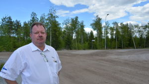 Timo Hirsimäki, vd för Lakeuden Ympäristöhuolto vid den tomt som företaget har reserverat på Fågelberget. Timo Hirsimäki, vd för Lakeuden Ympäristöhuolto Oy, framför den tomt som hans företag reserverat vid Fågelberget i Korsholm.