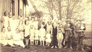 suomalainen perhe kotipihallaan 1940-luvulla