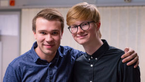 Herman Hagnäs och Holger Lund gästar vegastudion. Två unga män ler mot kameran.