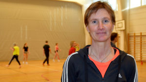 Gymnastiklärare Ica Sjölund är glad över att roddföreningen presenterar sig i skolan. Porträttbild av Ica Sjölund.