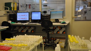 I det här laboratoriet utreder man om det finns höga halter av metall i vattnet. Vattenflaskor och datorer i ett laboratorium.