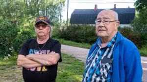 Peter Larsén och Svante Kiljander har satt ner många arbetstimmar på Wårkulla. Peter Larsén och Svante Kiljander på gårdsplanen vid Wårkulla.
