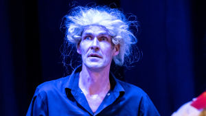Frej Lindfors håller ordning i parlamentet. Frej Lindfors med ståtlig peruk.