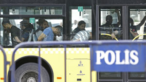 Gripna soldater fördes till domstol i Istanbul på onsdagen. Buss med gripna soldater anländer till domstol i Istanbul.