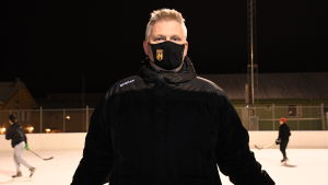 Juha Aaltonen säger att hockeyträningar kan ordnas på ett coronasäkert sätt. En man vid en ishockeyrink.