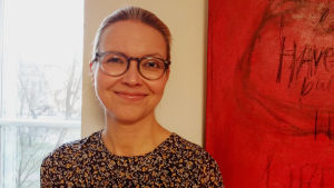 Frida Westerback föreslår tydligt nätverk av kontaktpersoner för svenskspråkiga unga. Frida Westerback har tittat på Navigatorns svenskspråkiga service.
