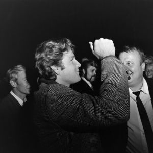 Yhdysvaltalainen näyttelijä Ryan O´Neal vierailulla Suomessa. Oikealla ohjelmajärjestäjä Tauno "Tappi" Suojanen.