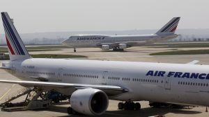 Air France måste bli grönare, kräver Frankrikes finansminister. Terminal 2, Charles de Gaulle i Roissy nära Paris