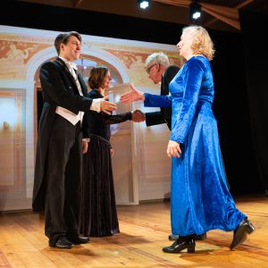 Presidentparet (Matti Raita och Sanna Hietala) fick hälsa på många lustiga personer, åtminstone i Täkterbornas skildring. Presidentparet fick hälsa på många lustiga personer, åtminstone i Täkterbornas skildring.