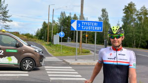 Gisle Sjöberg anser att cykelvägen borde sluta vid korsningen till Tjusterbyvägen. Cyklist med körglasögon.
