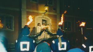 Så här såg det ut 1998 då Katarina Lind kröntes till lucia. Luciatrio på Rådhusets trappa