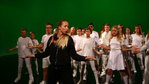 Tillsammans med koreograf Jessica Öller ska alla lära sig MGP-dansen. Koreografen Jessica Öller undervisar MGP-dansarna.