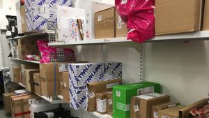 Hyllorna fylldes snabbt av paket när K-supermarket Popsi öppnade sin paketutdelning. Paket i olika storlekar ligger på en hylla.