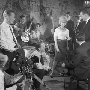 Brita Koivusta ja Jaakko Salon yhtyettä kuvataan filmiin Jazzia vanhassa talossa (1961).