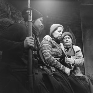 Tunnistamaton näyttelijä, näyttelijät Raili Veivo (Lyyti) ja Ritva Valkama (Martta) tv-draamassa Lennu (1967).