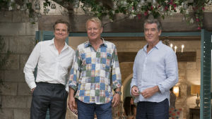 Tre glada pappor i en ring. Colin Firth, Stellan Skarsgård, Pierce Brosnan och de gråa tinningarnas charm. Sophies tre potentiella pappor i seniortappning.