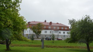 Hjalmars hus står ännu kvar i Korpo kyrkby. I huset finns en restaurang som bär Hjalmars namn. Stabhuset, ett vittrappat stenhus i tegel i Korpo.
