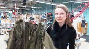 Vi gör pälsar för urbana aktiva människor, säger Catharina Stenfors. Kvinna med päls