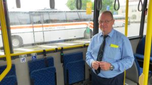Dick Wallenius säger att det är tryggare i en stadsbuss på motorvägen än till exempel på den slingriga Kungsvägen. Man i buss