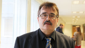 De åtalade tjänstemännens advokat Juha Regelin. Juha Regelin försvarar de åtalade i tvisten kring företagarna i hamnen, oktober 2015