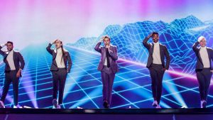 Robin Bengtsson och rullbandet representerade Sverige år 2017. Robin Bengtsson framför sitt nummer på Eurovisionsscenen.