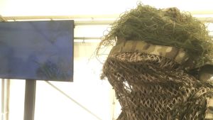Döljer sig någon bakom masken? En kamouflagemask som visas upp på ett evenemang som marknadsför försvarsindustrins produkter.