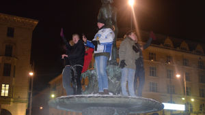 Havis Amanda fick besök av lyckliga hockeyfans. Junior hockey VM, 2016, guld, havis amanda