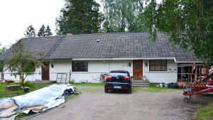 I det här huset kan skyddshemmets anställda övernatta. Huset har också en utbildnings- och informationslokal. I framtiden ska det dessutom få ett café. En vit byggnad.