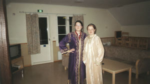 Niina ja Lotta kerhonohjaajakoulutuksessa vuonna 2001. Niina Koski ja Laura Pukkila nuoruuskuvassa.