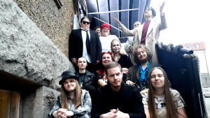 Studentteatern i Åbo inför Hamlet-premiären. Regissören Anna Högström längst uppe till höger. Hamlet-ensemblens ensemble inför gen repet. 2019.