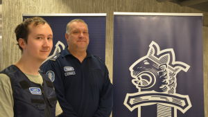 Tillståndssekreterare Marko Huldén och äldre konstapel Eero Kuisma välkomnar alla till den tillfälliga polisstationen. tillståndshandläggare Marko Huldén och polisen Eero Kuisma står i polisen popup- kontor i Hansa i Åbo.