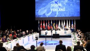 Timo Soini höll ett tal vid mötets öppnande idag. Timo Soini håller tal på det Arktiska rådets möte.