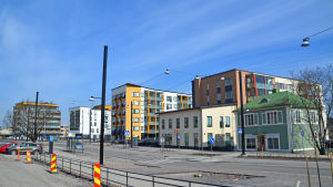 Persontågstrafik till Nickby innebär också att byn måste få fler invånare och bostäder. Hus i Nickby centrum.