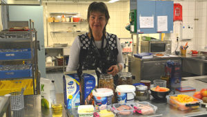 Barnen kan fritt välja vad de vill äta. Christel Enholm serverar frukost på "föris" i Borgby skola