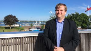 Elias Lindström ville studera på svenska och valde Uppsala. Elias Lindström i närheten av Östra hamnen i Mariehamn.